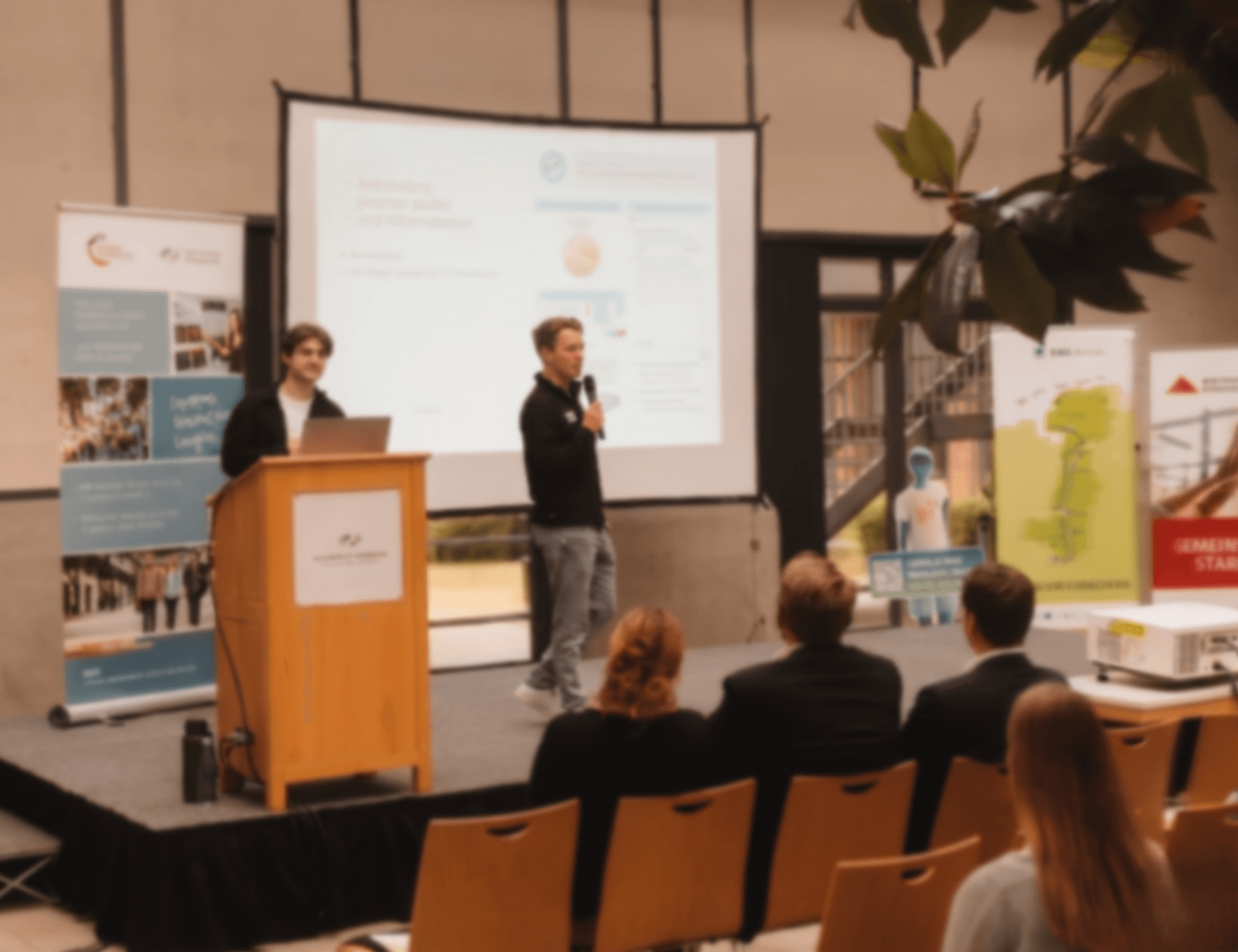 Timo und Kevin präsentieren gemeinsam vor Publikum